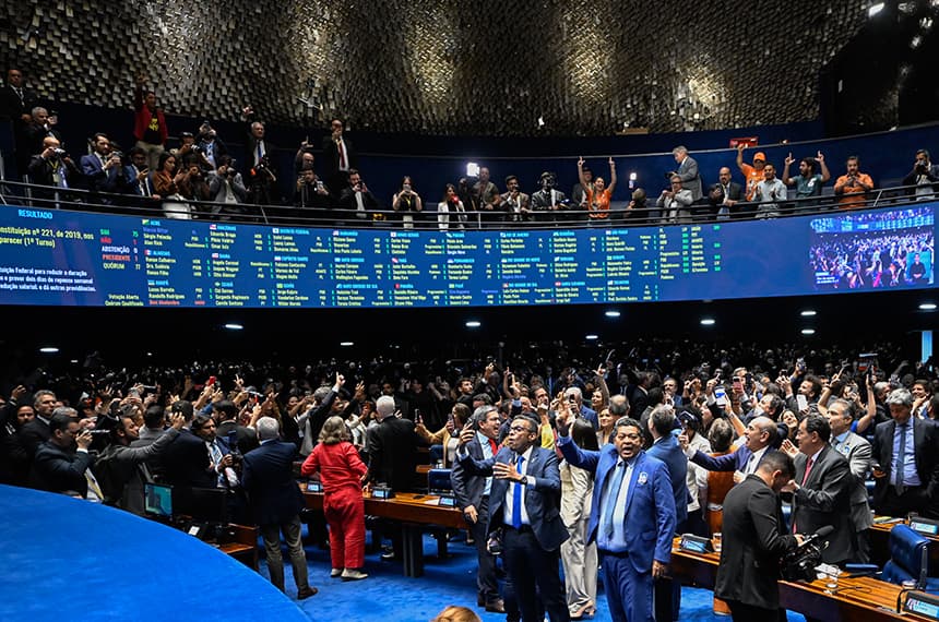 Parlamentares comemoram a votação da proposta sobre jornada de trabalho no Senado, em 14 de outubro.
