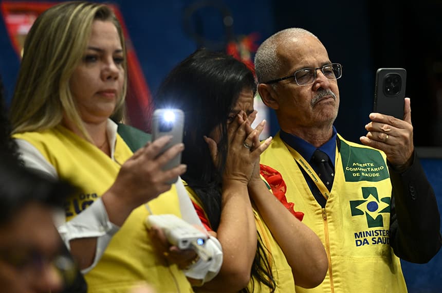Agentes comunitários acompanham, em Brasília, a promulgação da Emenda Constitucional 140, em 16 de outubro.