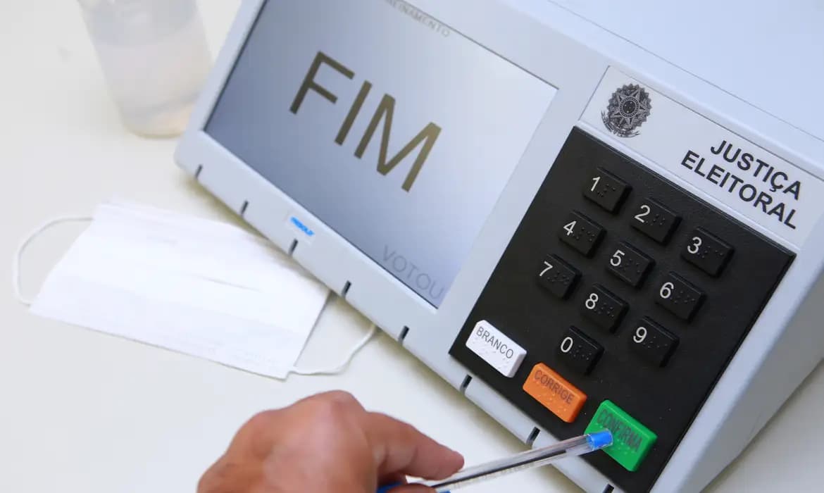 Urna eletrônica em imagem de arquivo do TSE; consulta oficial permite conferir o local da votação.
