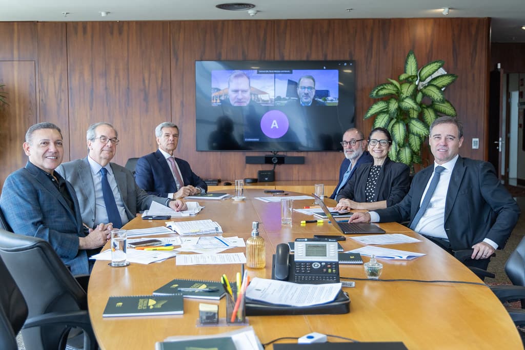 Ministros do TSE reunidos em Brasília em 16 de outubro de 2026, quando foram definidos os critérios para canais vinculados a campanhas.