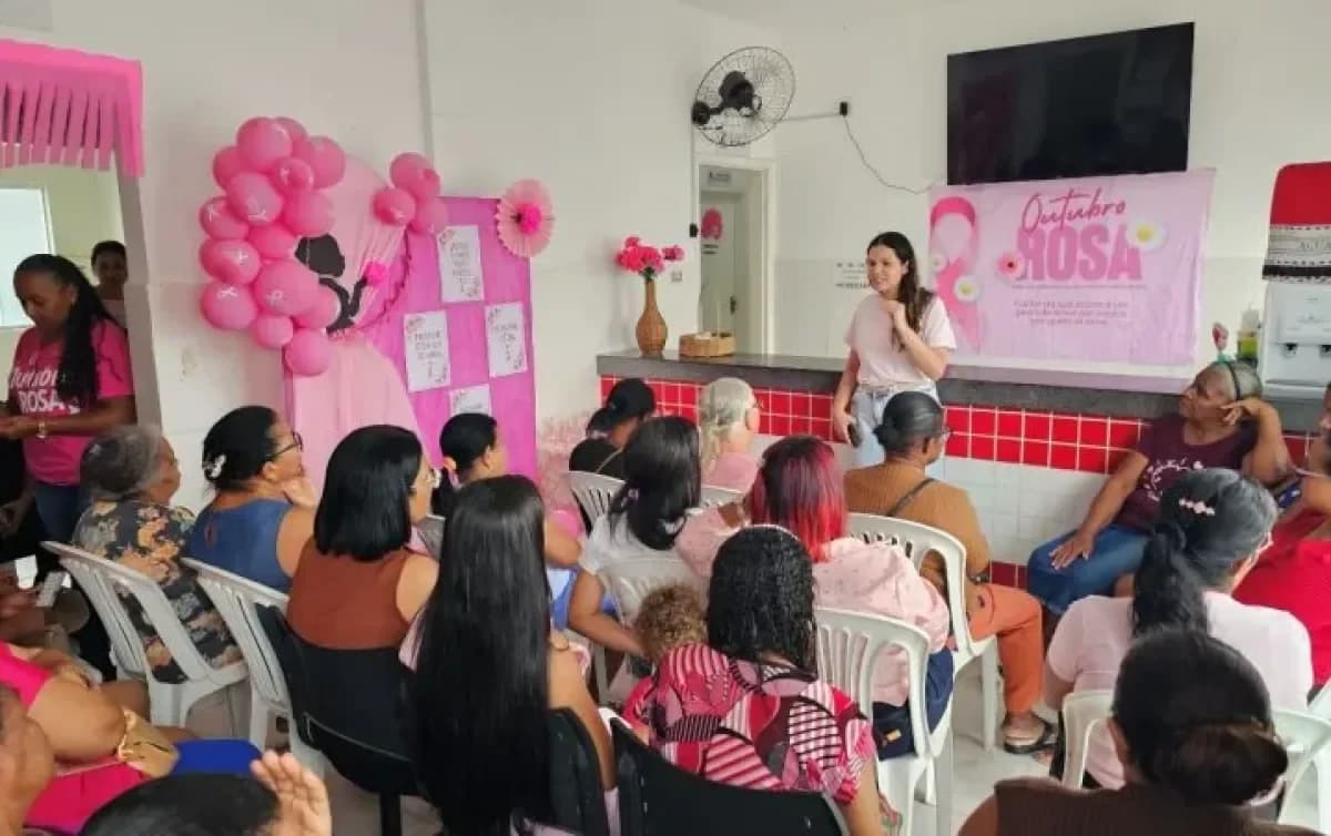 Participantes de ação do Outubro Rosa realizada em Itabatã, no município de Mucuri.