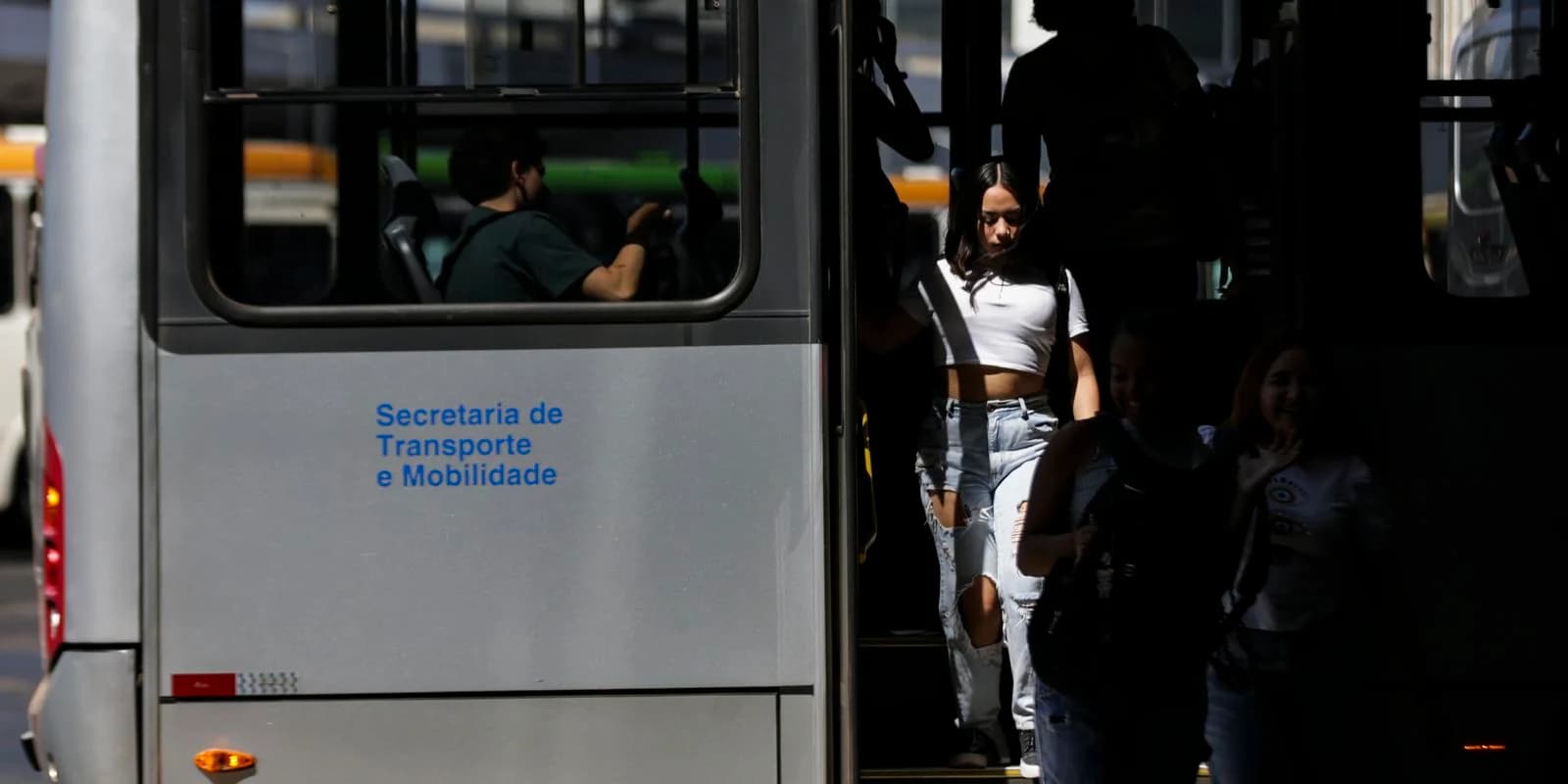 Passageiros e ônibus na Rodoviária do Plano Piloto, em Brasília, em agosto de 2023. Imagem de arquivo.