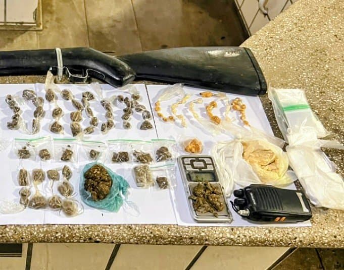 Terreno próximo ao presídio de Teixeira concentra apreensão de arma e drogas