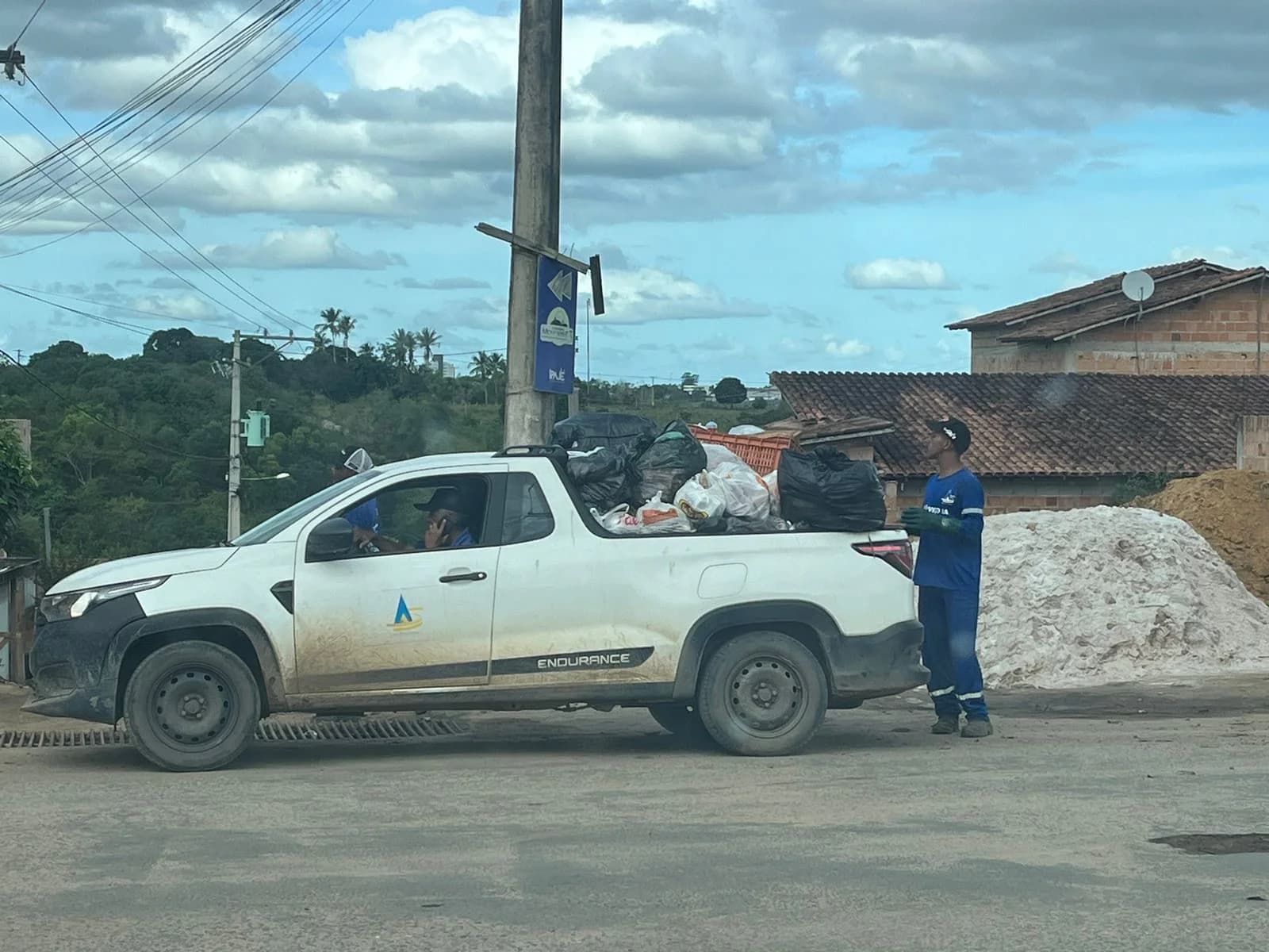 Paralisação da coleta de lixo gera cobrança por solução em Teixeira