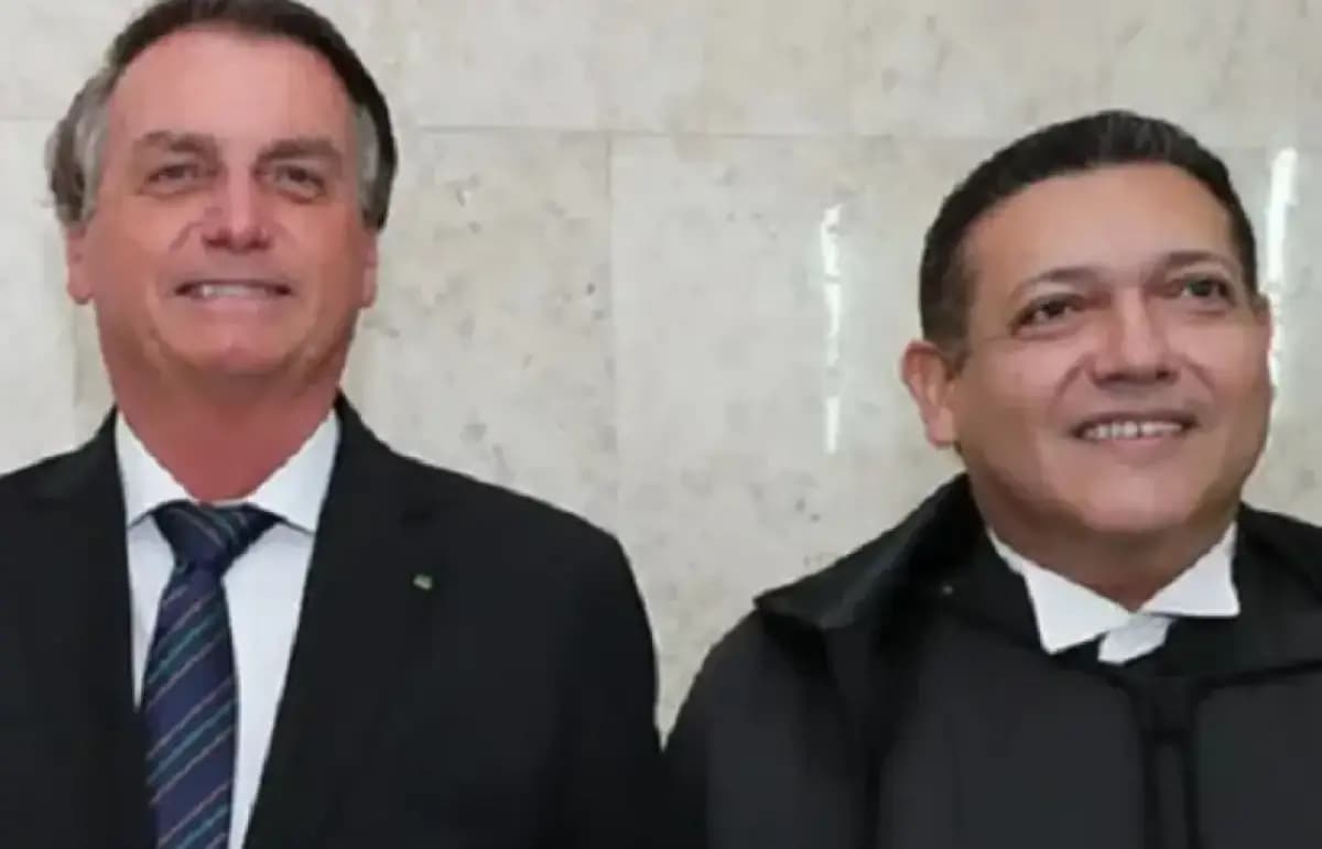 Reportagem indica possível análise da revisão de Bolsonaro após o segundo turno