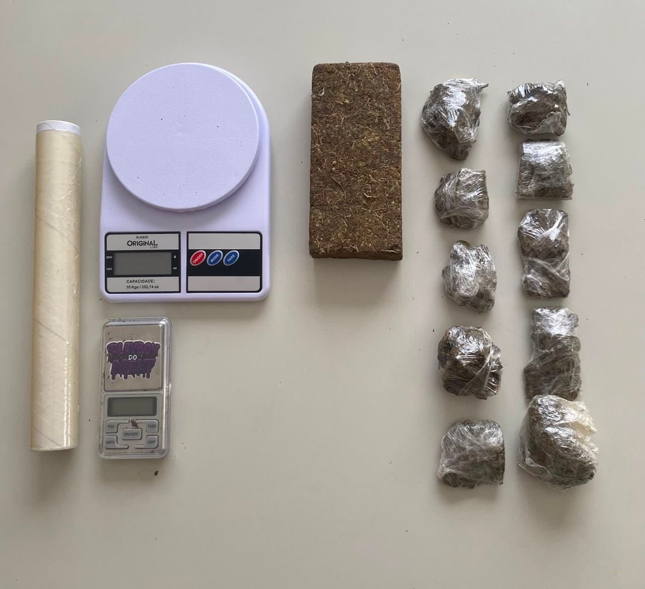 Homem é levado à delegacia após apreensão de material semelhante a maconha