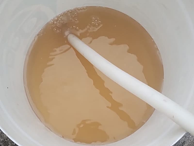 Água turva e com aspecto de barro: moradores de Teixeira cobram respostas da Embasa