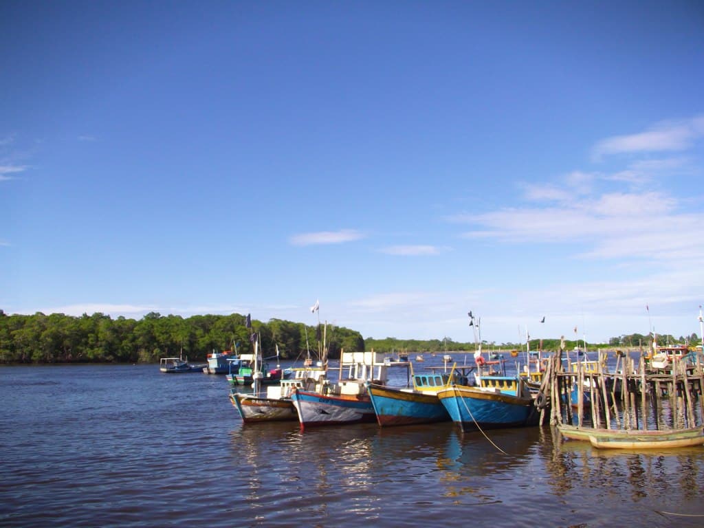 Barcos em Nova Viçosa, em dezembro de 2011. Imagem de arquivo. Licença: https://creativecommons.org/licenses/by/2.0/ . Conversão para WebP e enquadramento de exibição.