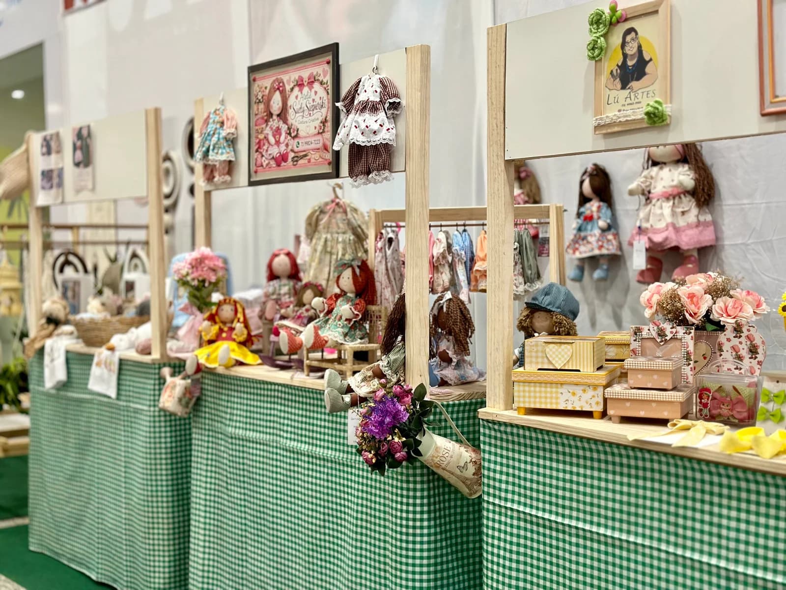 Exposição de artesanato na Expo Chita, no Shopping PátioMix, em Teixeira de Freitas.