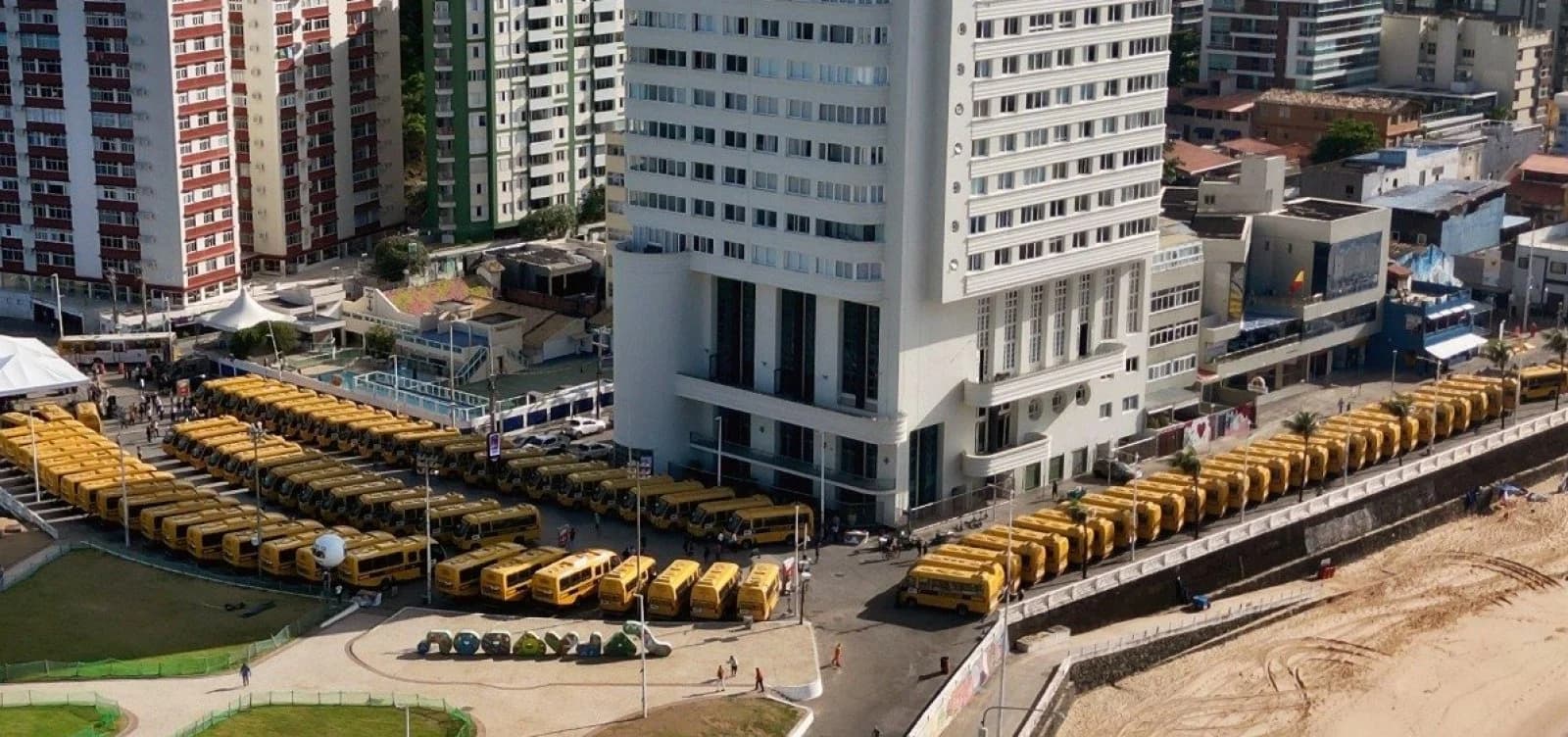 Ônibus escolares na entrega estadual destinada a 101 municípios da Bahia.