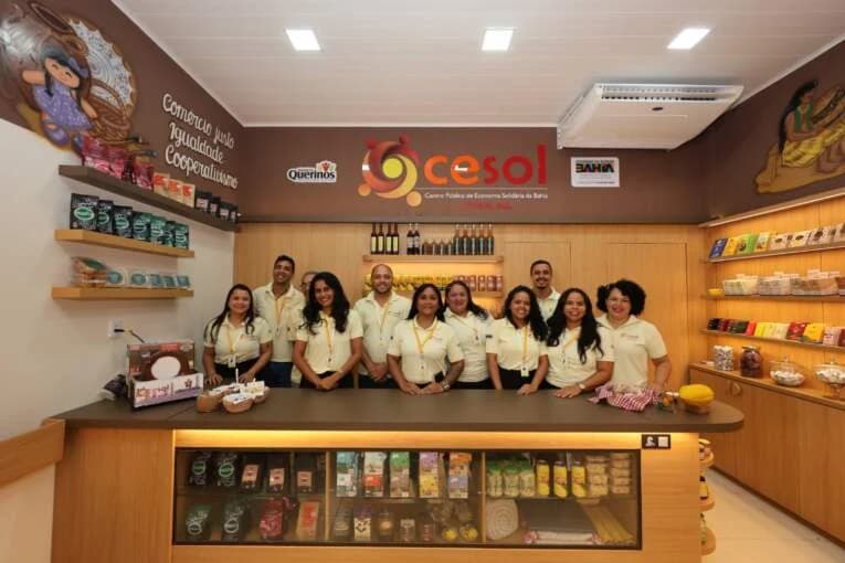 Equipe em unidade de economia solidária na Bahia, em registro de divulgação.