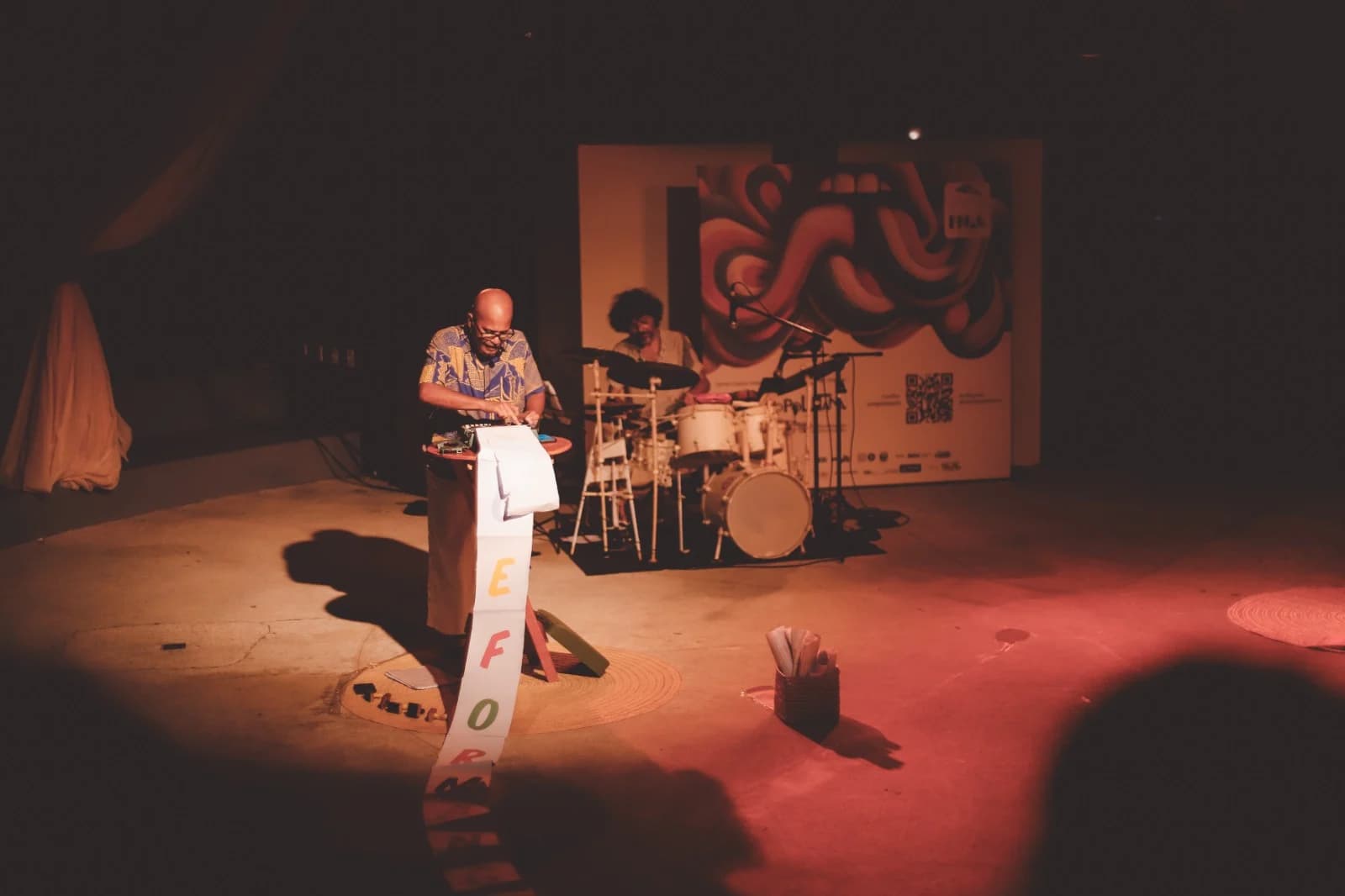 Poeta Alex Simões em apresentação, em foto de divulgação da programação cultural.