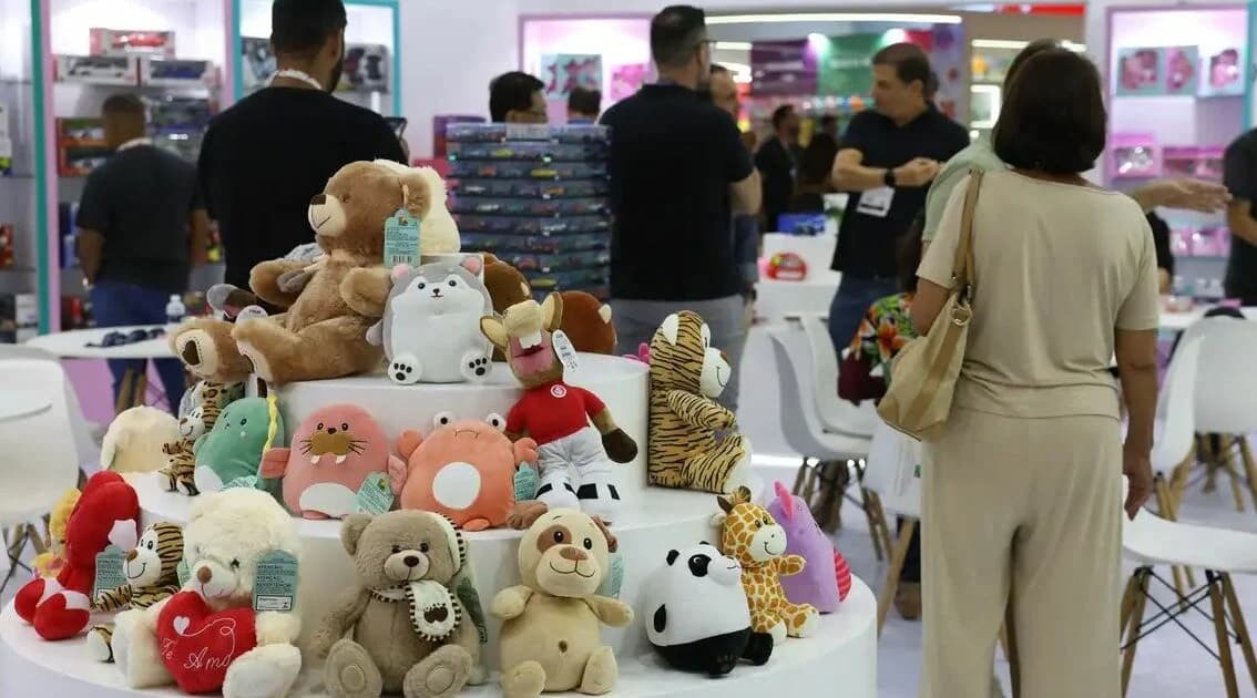 Brinquedos com IA exigem atenção a dados e vínculos emocionais, alertam pediatras