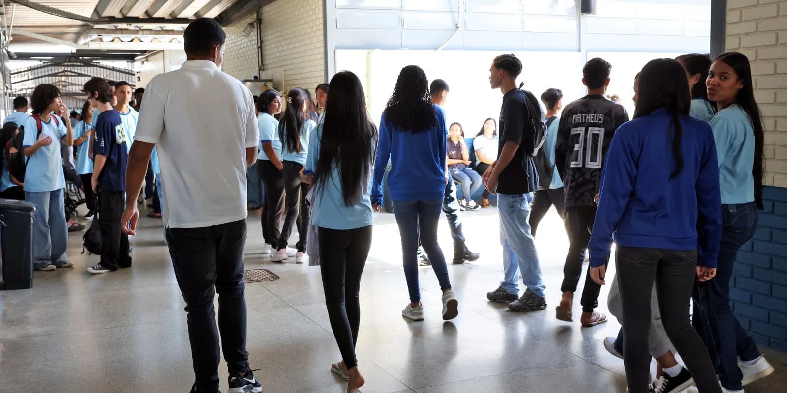 Alunos da escola CED 619 da Samambaia, em Brasília, em registro de fevereiro de 2025 sobre o Pé-de-Meia.