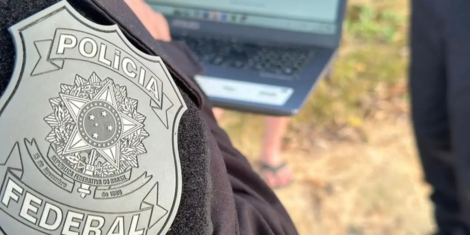 Agente da Polícia Federal em registro de arquivo, utilizado como ilustração da pauta sobre investigação de fraude em concurso.