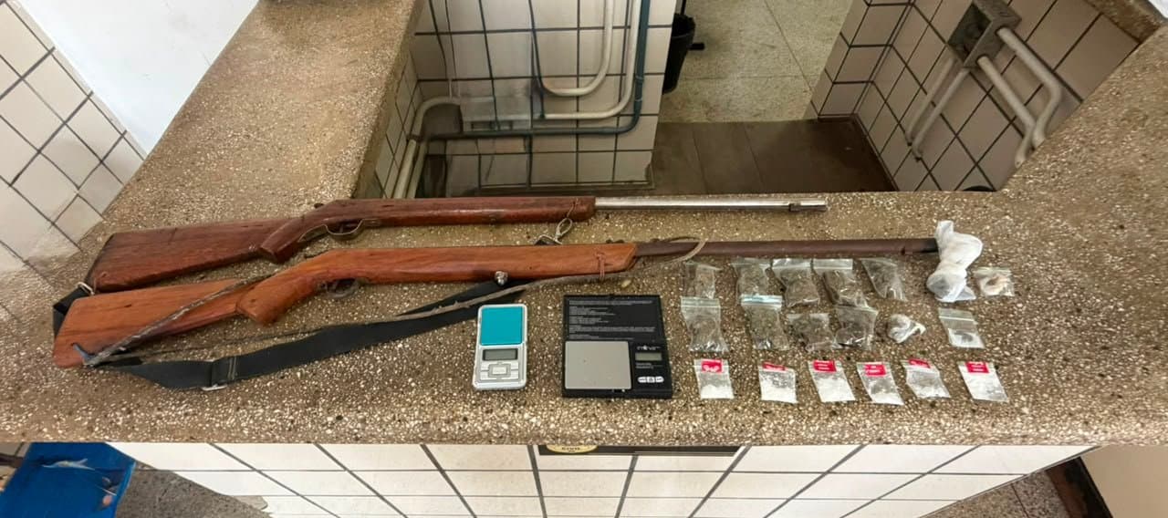 Armas artesanais e drogas são encontradas em imóvel no Liberdade II