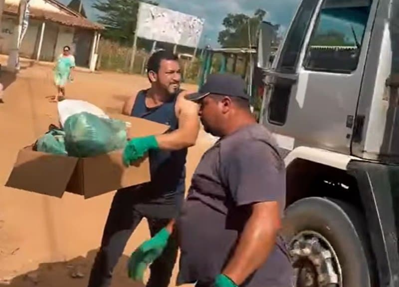 Moradores participam de coleta de lixo organizada por vereador em Santo Antônio