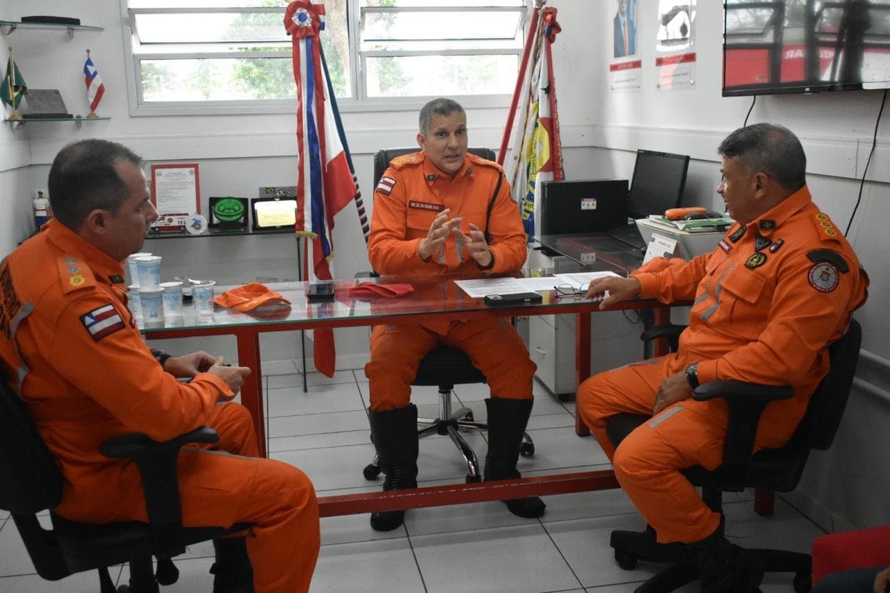 Visita regional ao 18º BBM inclui homenagens e inspeção das instalações
