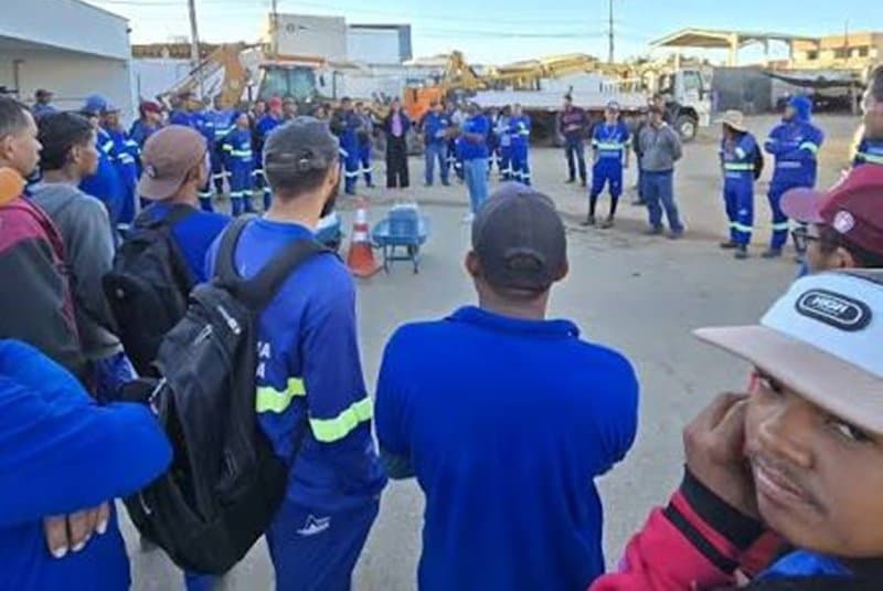 Trabalhadores da coleta protestam por pagamentos em frente à empresa em Teixeira
