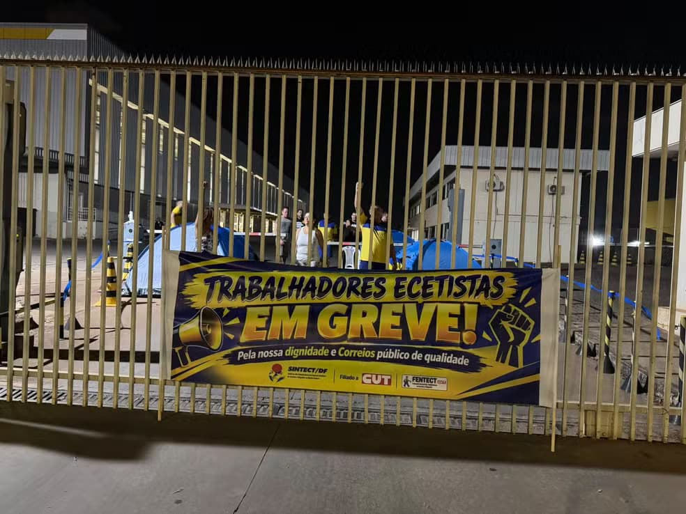 Greve dos Correios tem bloqueio de cargas em centro de Brasília