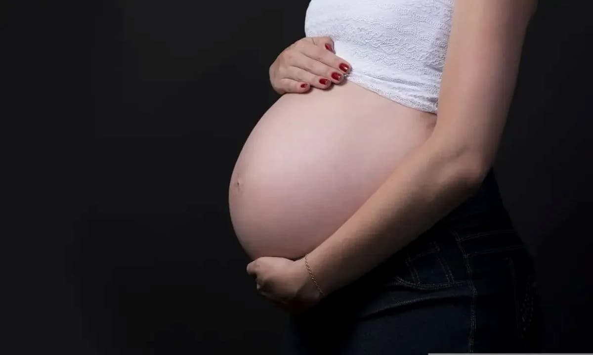 Especialista relaciona cobrança por maternidade perfeita ao silêncio sobre sofrimento