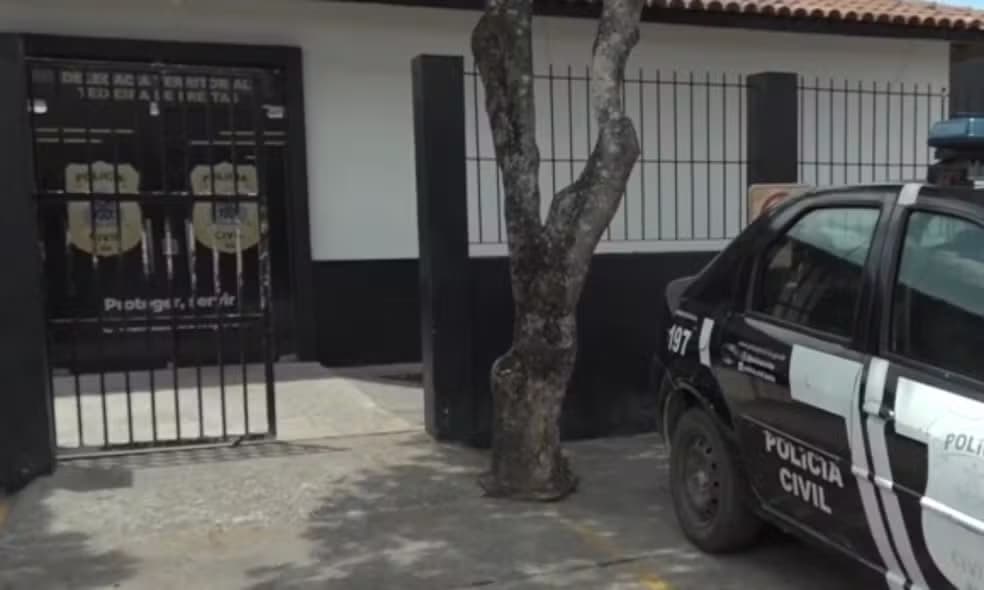 Consulta policial identifica mandado durante abordagem no centro de Teixeira