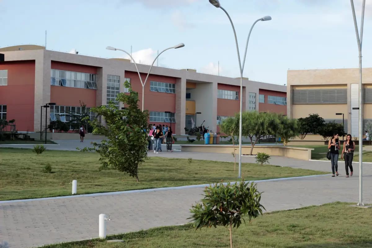 Ufba anuncia 139 oportunidades para técnicos administrativos