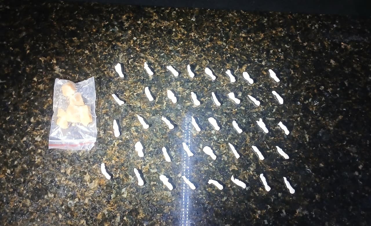 Patrulha encontra porções de crack no bairro Marotinho