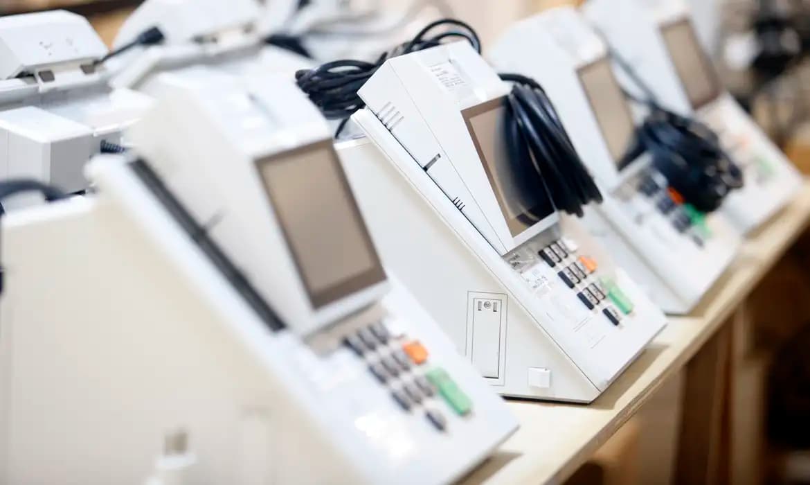 Orientação eleitoral destacou proibição de celular na cabine de votação