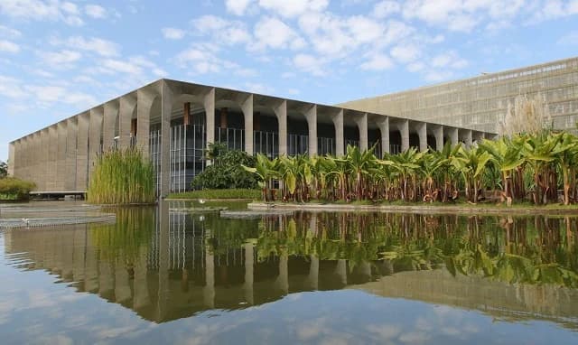 Brasil mantém embaixador afastado da Argentina em reação a declarações de Milei