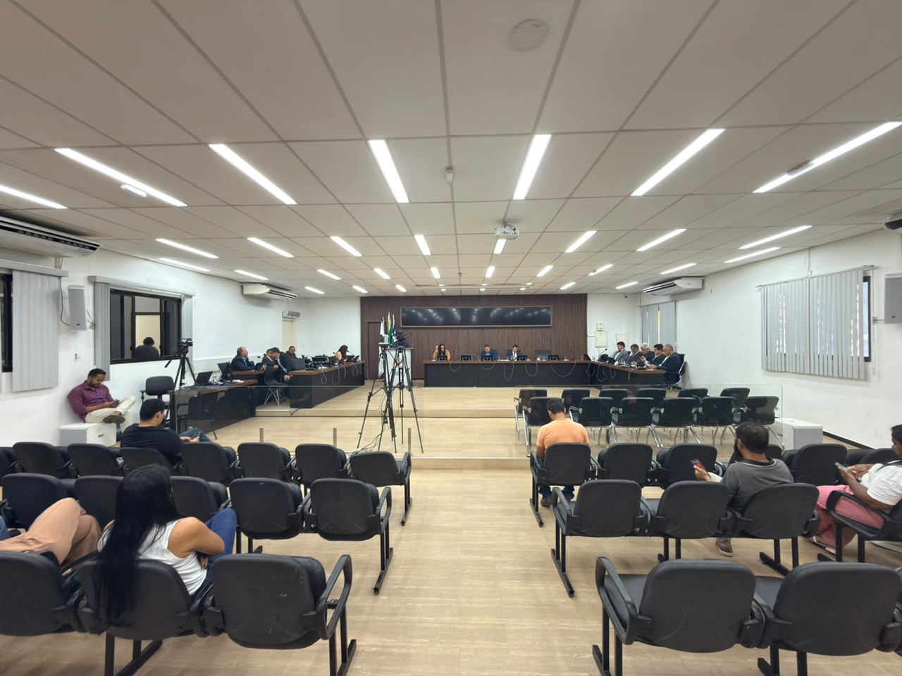 Vista do plenário e do público durante sessão da Câmara de Teixeira de Freitas