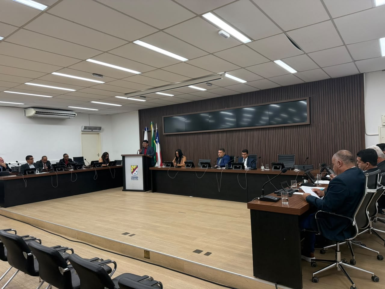 Vereadores reunidos no plenário da Câmara de Teixeira de Freitas