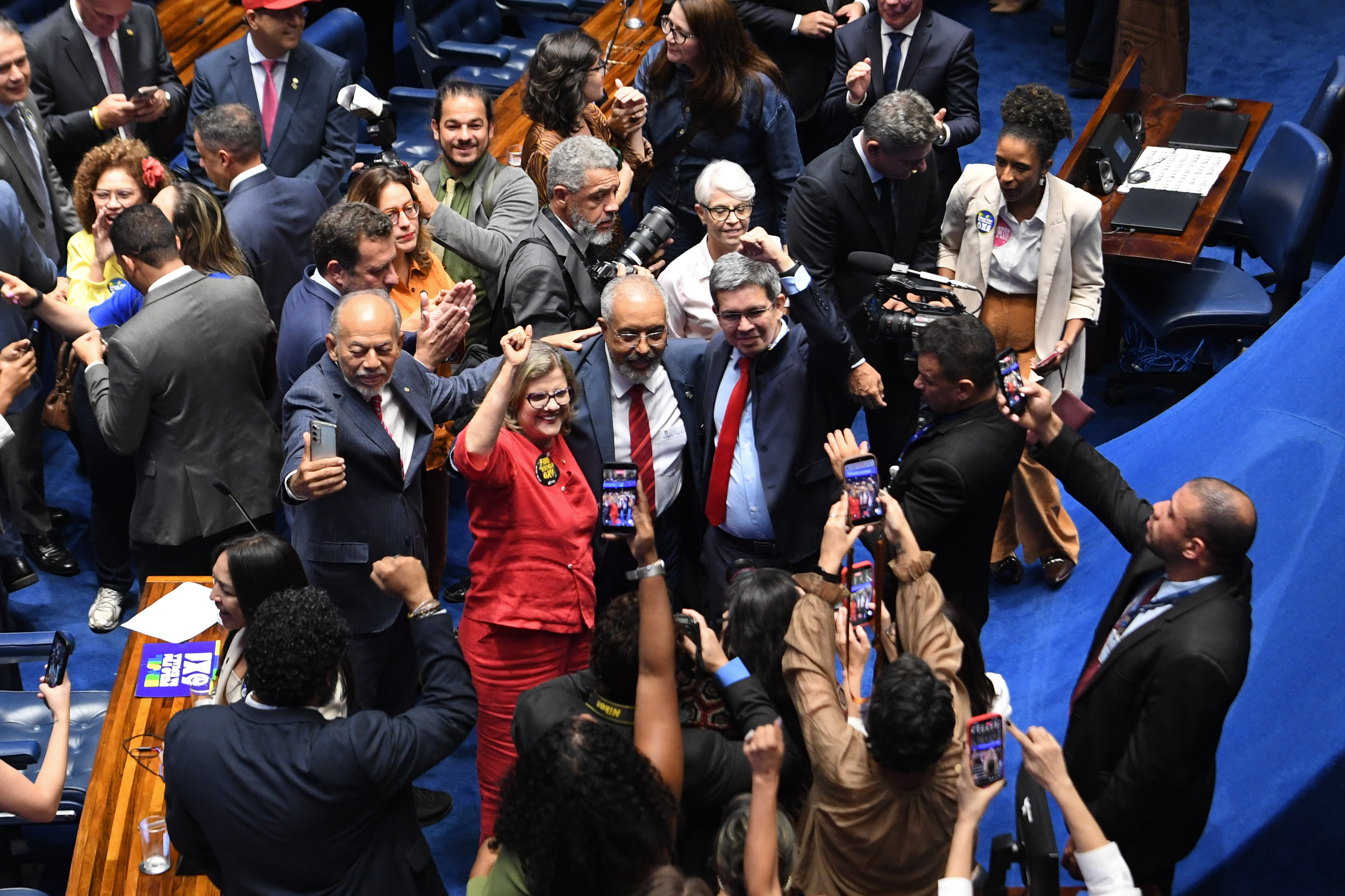 Paulo Paim comemora no Senado ao lado de Teresa Leitão e Randolfe Rodrigues.