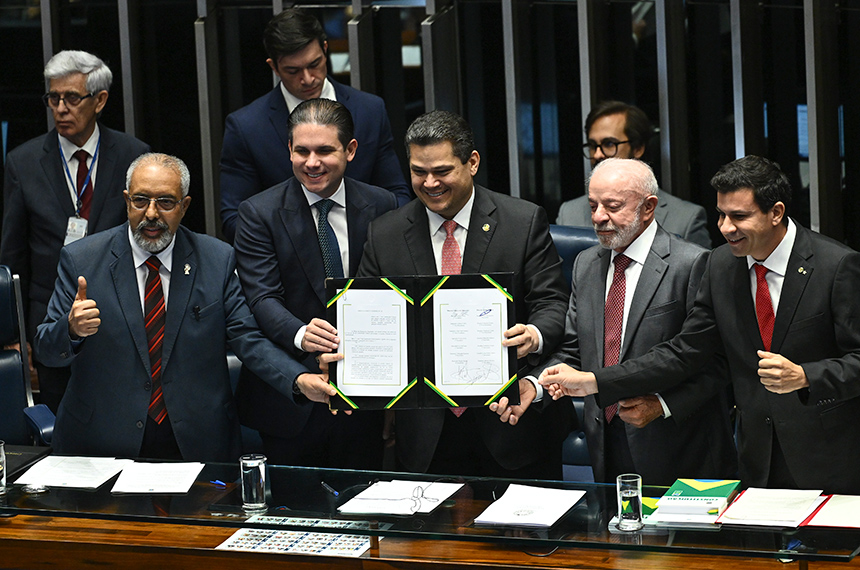 Autoridades exibem os documentos das emendas promulgadas no Congresso.