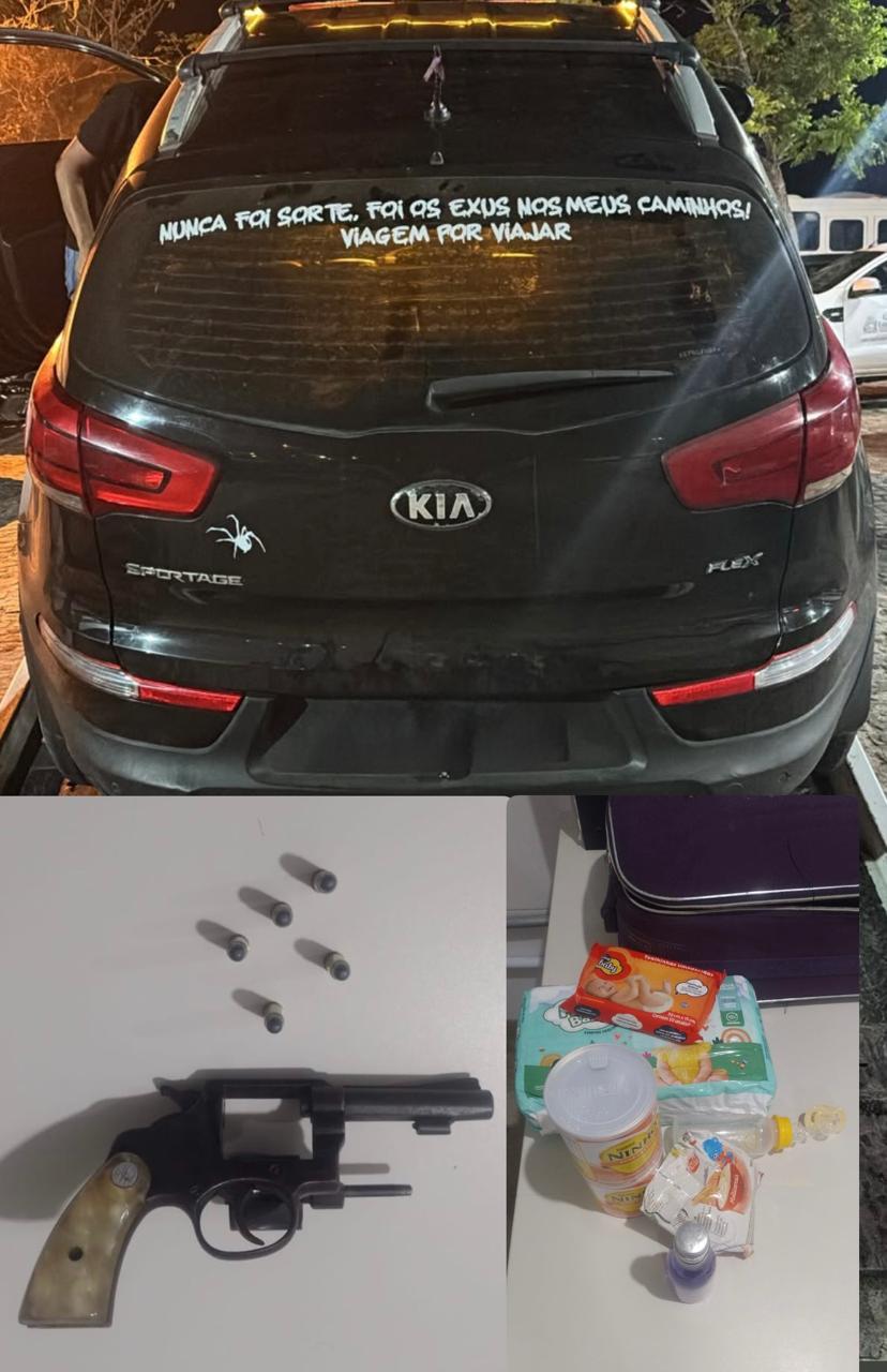 Montagem oficial mostra um Kia Sportage preto, revólver, munições e produtos infantis apreendidos pela polícia.