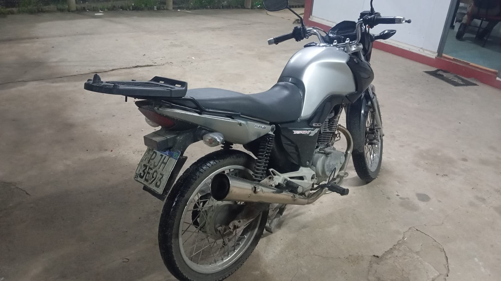 Motocicleta é removida após fiscalização no Jardim Planalto