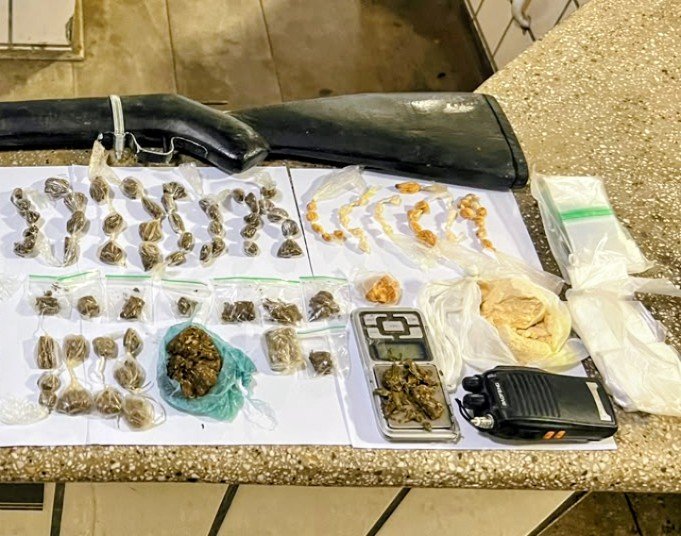 Terreno próximo ao presídio de Teixeira concentra apreensão de arma e drogas
