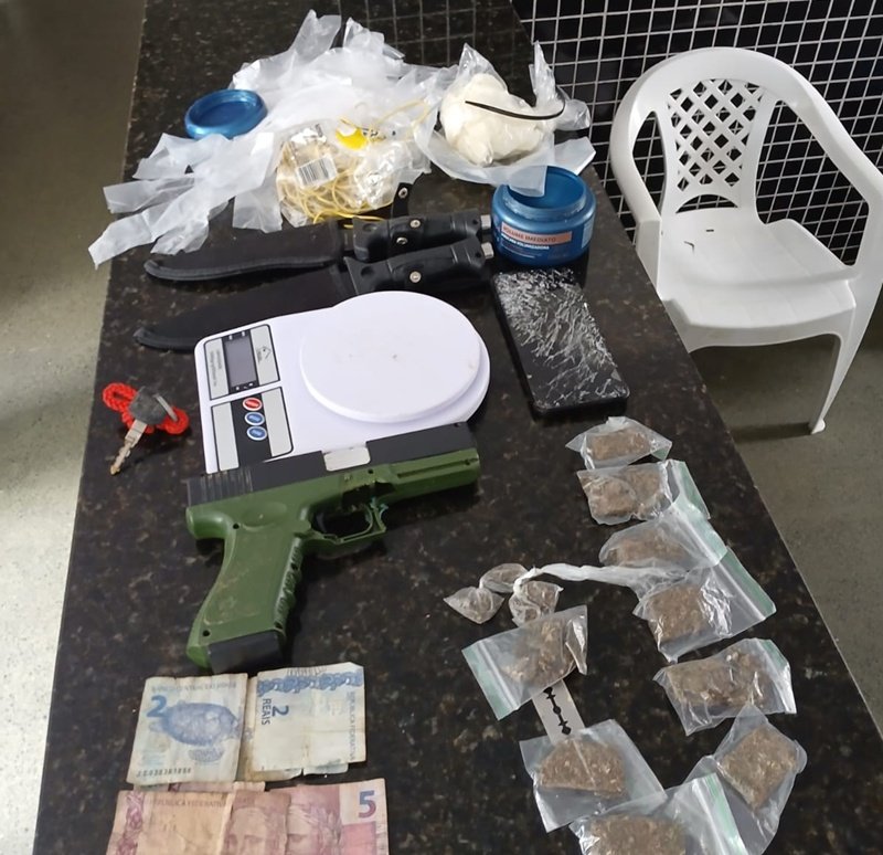PM apresenta homem e material apreendido à delegacia de Itamaraju