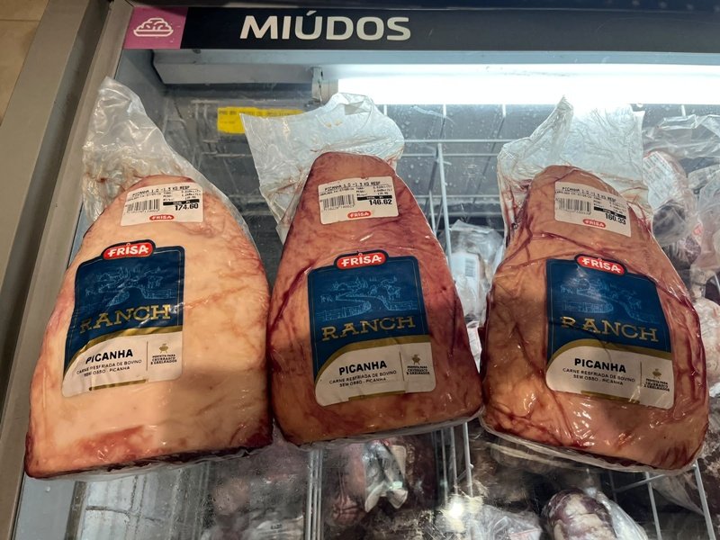 Funcionários detêm suspeito de tentar levar carnes de comércio no centro