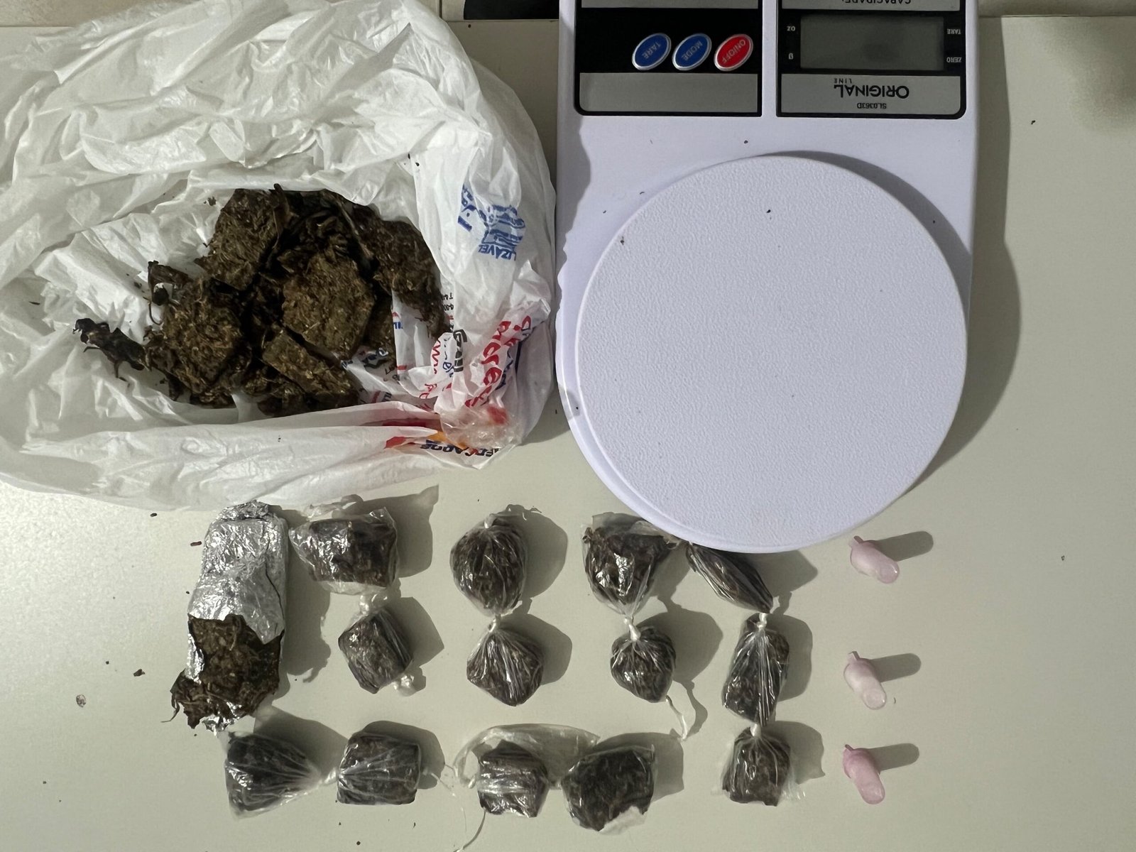 PM recolhe sacola com drogas após fuga em Itabatã