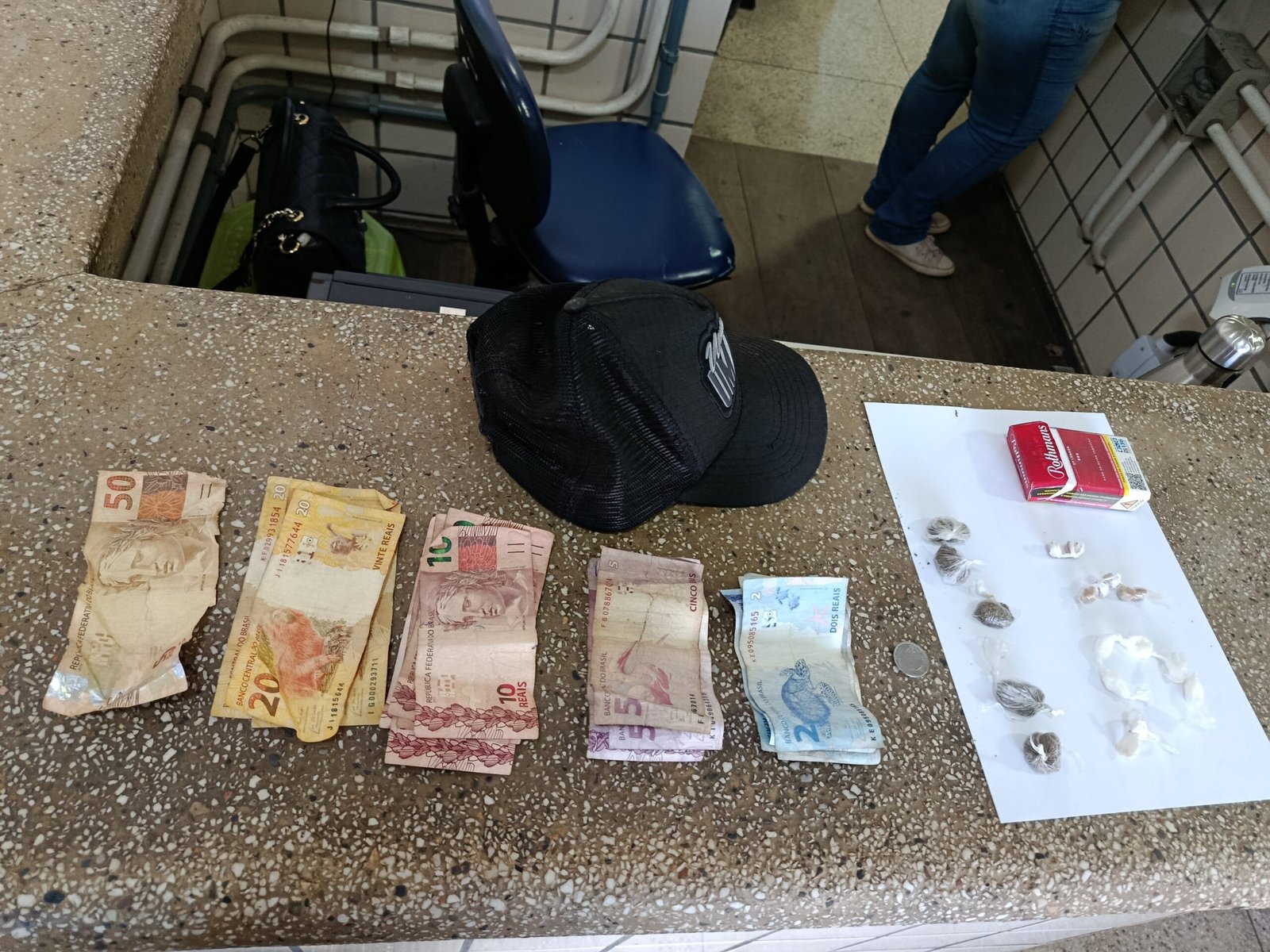 Casal é preso após denúncia de comércio de drogas no Tancredo Neves