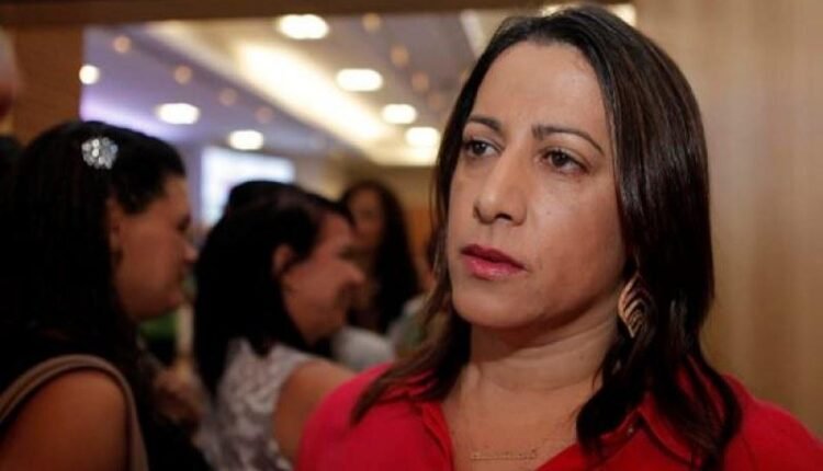 Falta de certidão leva relatora a negar registro de Cláudia Oliveira