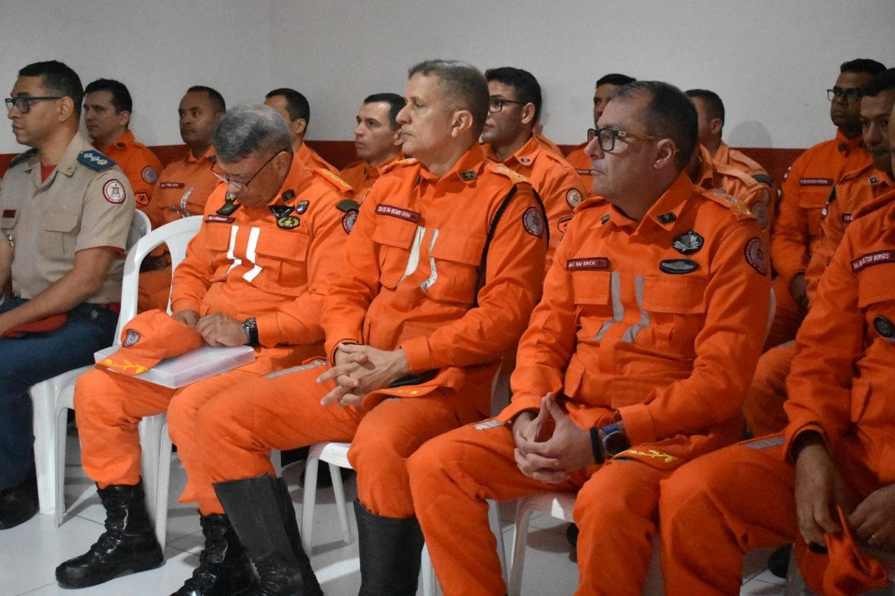 Visita regional ao 18º BBM inclui homenagens e inspeção das instalações