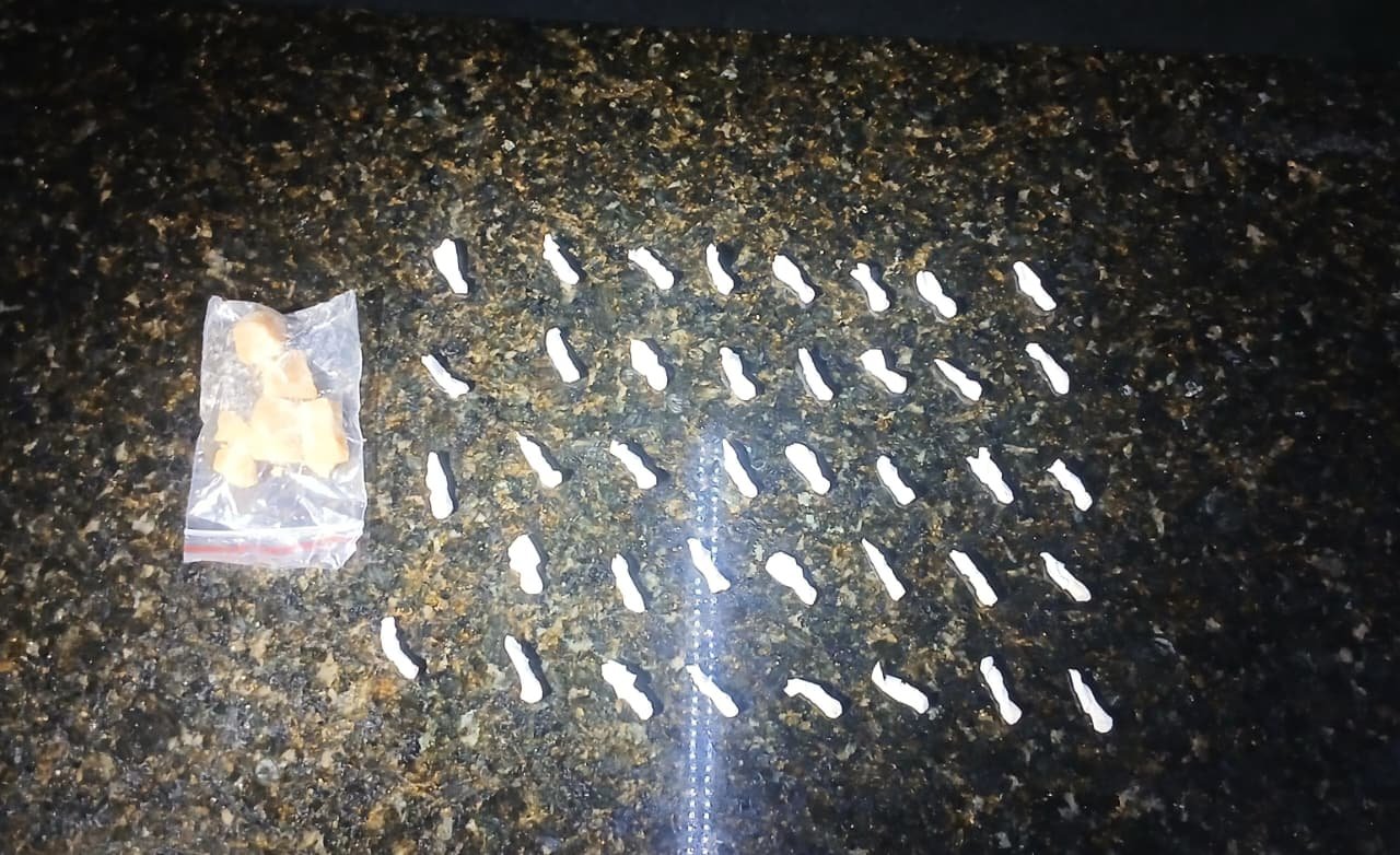 Patrulha encontra porções de crack no bairro Marotinho