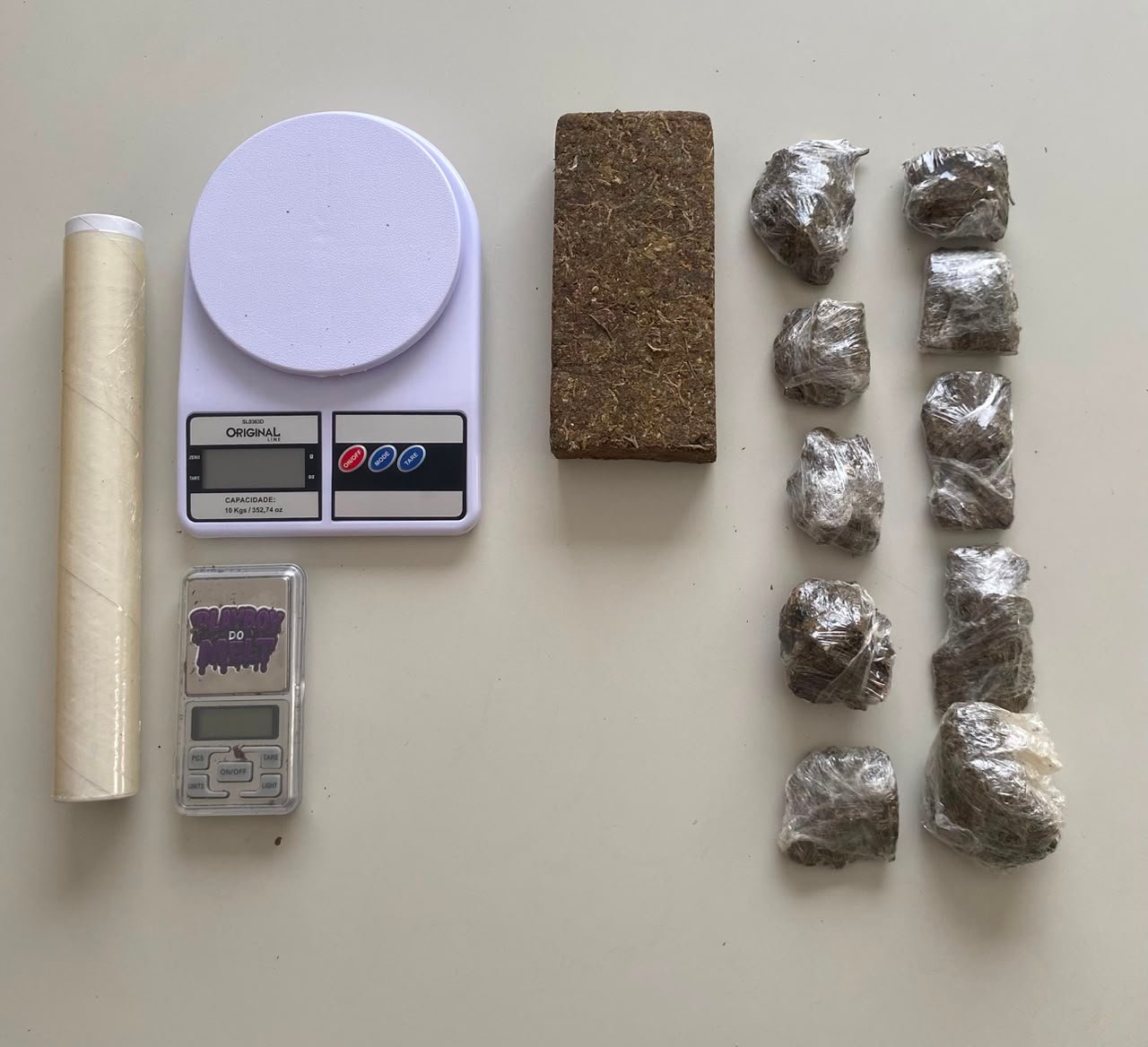 Homem é levado à delegacia após apreensão de material semelhante a maconha