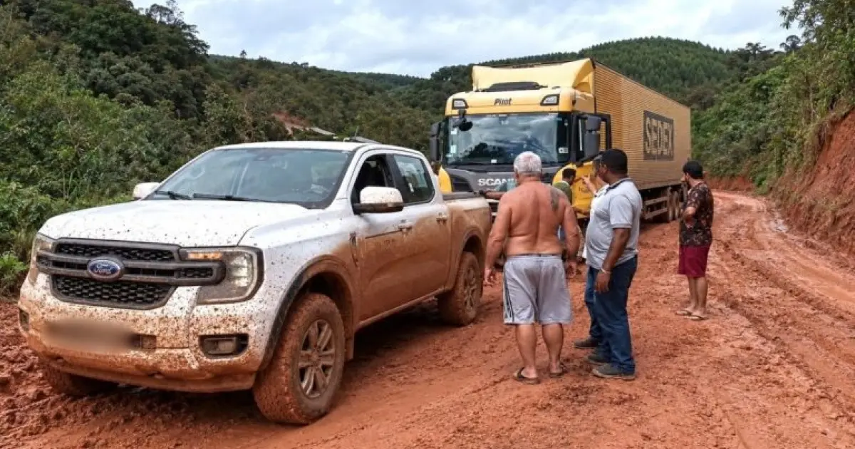 Atolamentos paralisam rota alternativa à ponte do Jequitinhonha