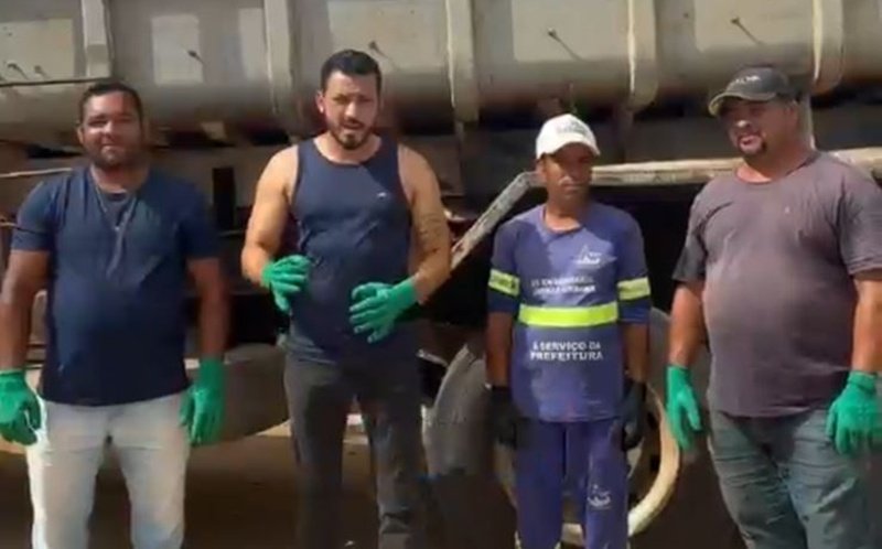 Moradores participam de coleta de lixo organizada por vereador em Santo Antônio